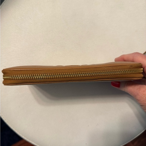 TORY BURCH WALLET BAG ZIP AROUND BROWN PEBBLED LEATHER GOLD HARDWARE - Picture 2 of 9